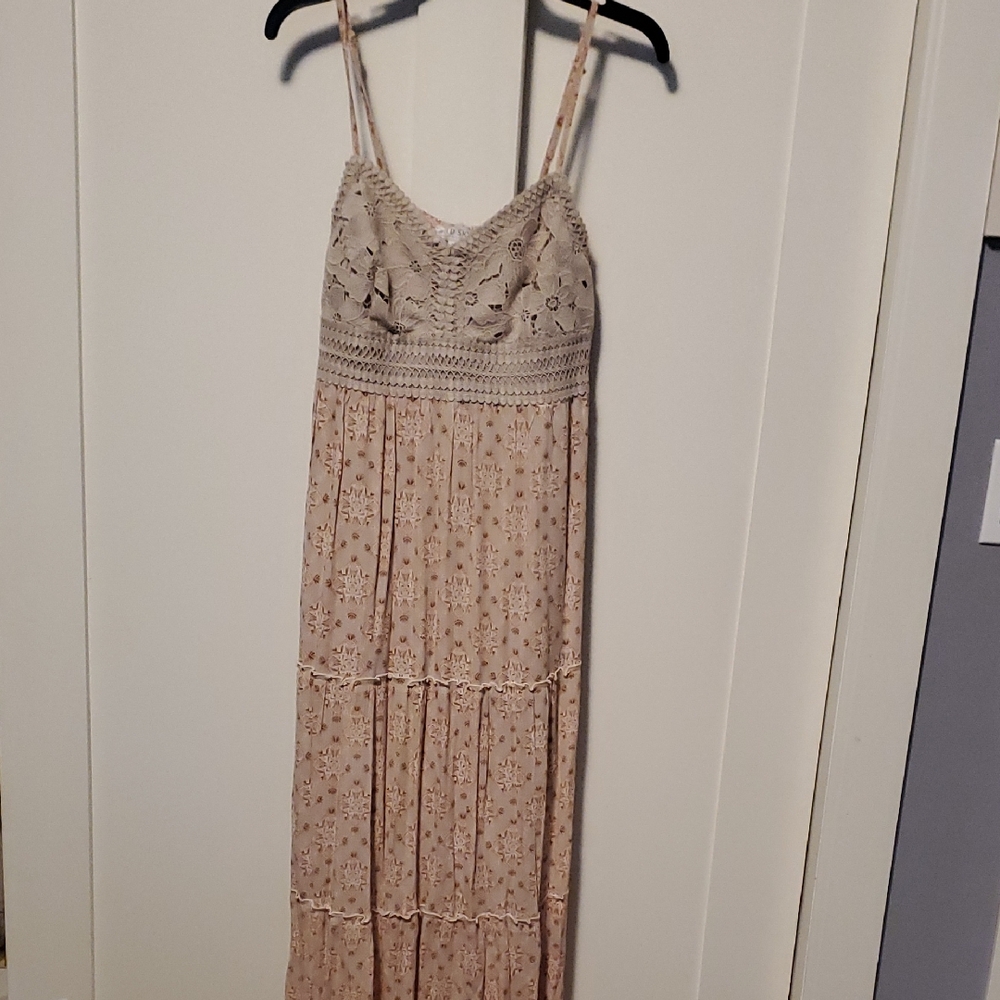 Chic Lace-Trimmed Floral Maxi Dress